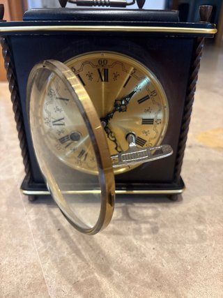 Reloj de mesa antiguo madera y metal