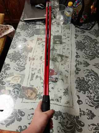 Raqueta de tenis roja con detalles grises