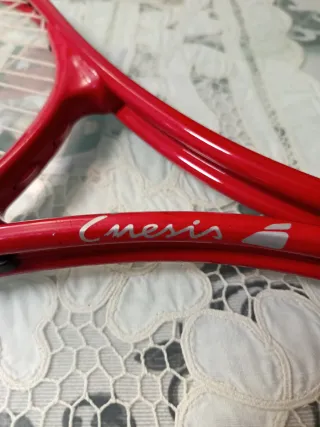 Raqueta de tenis roja con detalles grises