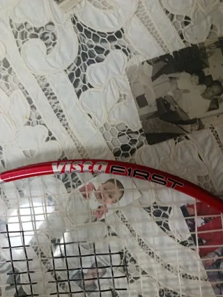 Raqueta de tenis roja con detalles grises