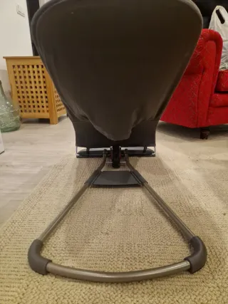 Hamaca bebé BabyBjörn gris oscuro.