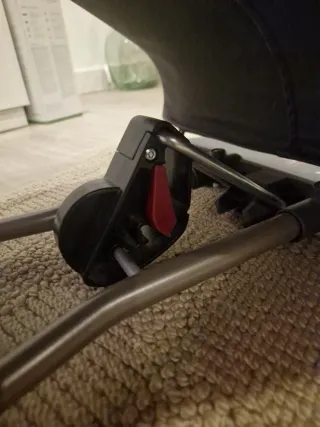 Hamaca bebé BabyBjörn gris oscuro.