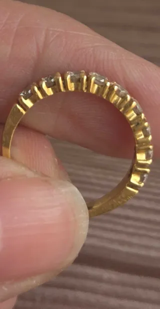 Anillo Oro 18k con 9 diamantes engarzados.