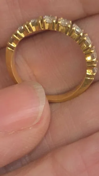 Anillo Oro 18k con 9 diamantes engarzados.
