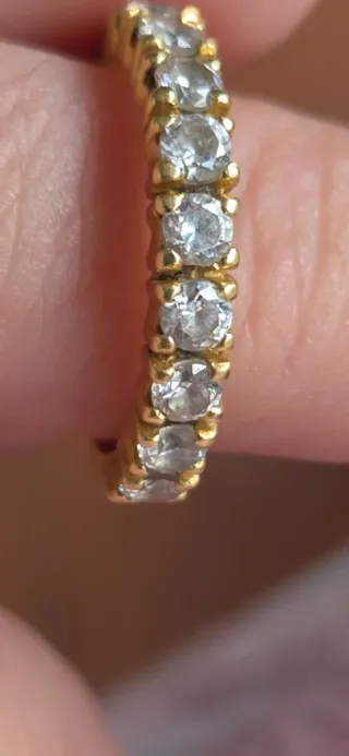 Anillo Oro 18k con 9 diamantes engarzados.