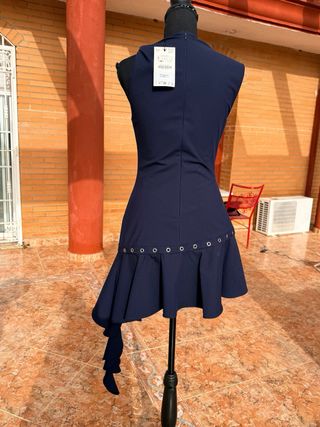 Vestido azul asimétrico con ojales