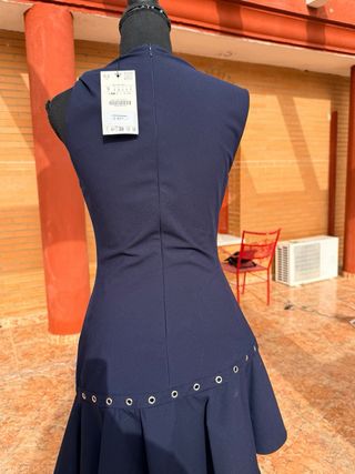 Vestido azul asimétrico con ojales