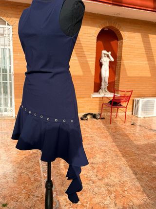 Vestido azul asimétrico con ojales