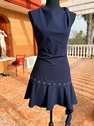 Vestido azul asimétrico con ojales