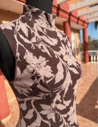 Vestido de punto floral marrón y beige