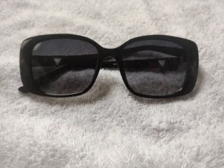 Gafas de Sol Guess Negras con Estuche Rojo