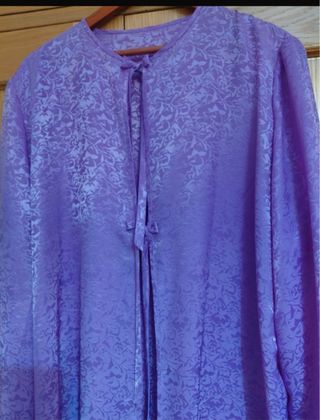 Sobrecamisa morada hecha a mano