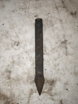 Cincel de punta antiguo