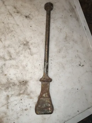 Antigua herramienta de metal