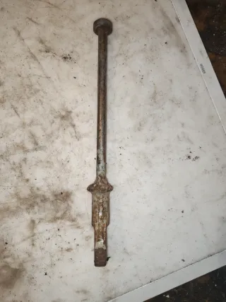 Antigua herramienta de metal