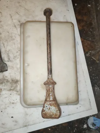 Antigua herramienta de metal