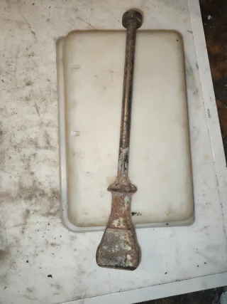 Antigua herramienta de metal