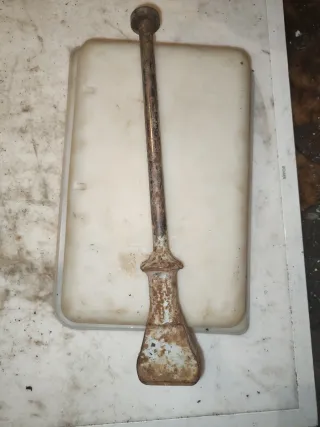 Antigua herramienta de metal