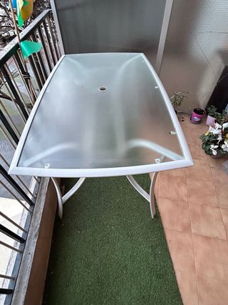 Se vende solo la Mesa es el modelo de color blanco