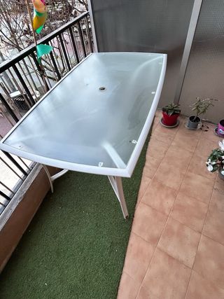 Se vende solo la Mesa es el modelo de color blanco