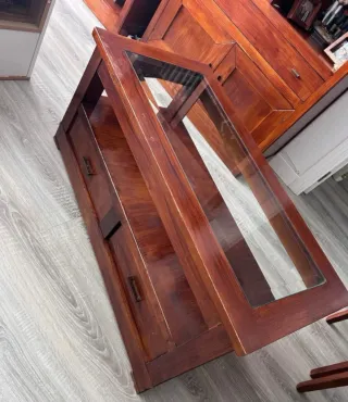 Mesa de centro de madera y cristal opaco