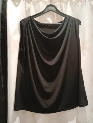 Blusa negra sin mangas
