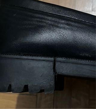 Mocasines de piel negros con hebilla dorada