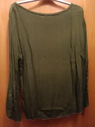 Blusa hippie M con bordados y lentejuelas