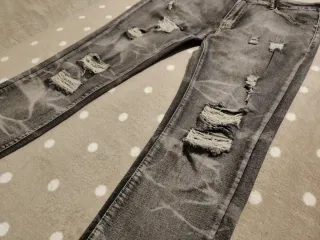 Nuevos Jeans grises hombre rotos