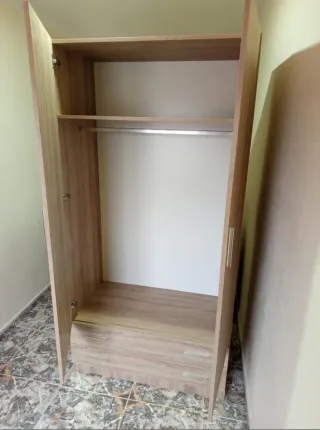 Armario de madera con cajones