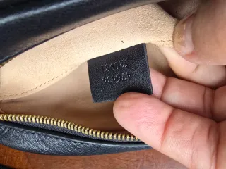 Borsa a spalla Gucci nera matelassé GG