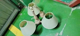 Lámpara de madera y tela