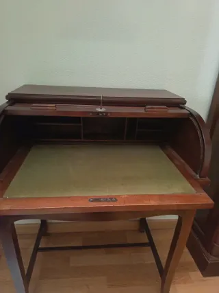 Escritorio antiguo de madera restaurado