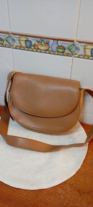 Bolso de hombro marrón y dorado