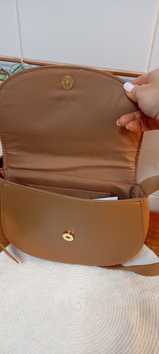 Bolso de hombro marrón y dorado