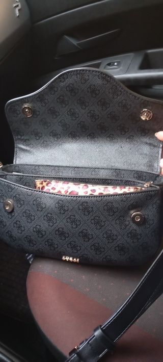 Bolso Guess Negro con Logo Dorado