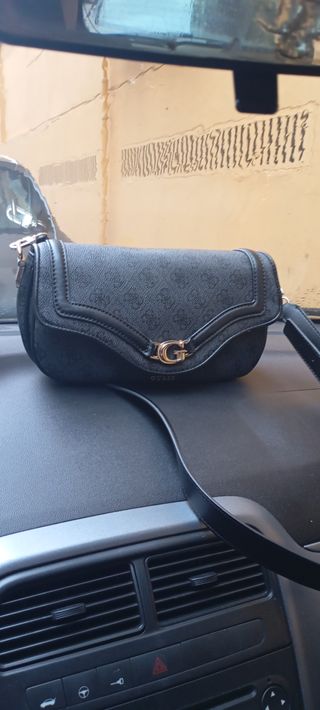 Bolso Guess Negro con Logo Dorado
