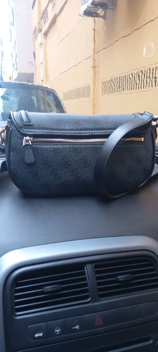Bolso Guess Negro con Logo Dorado