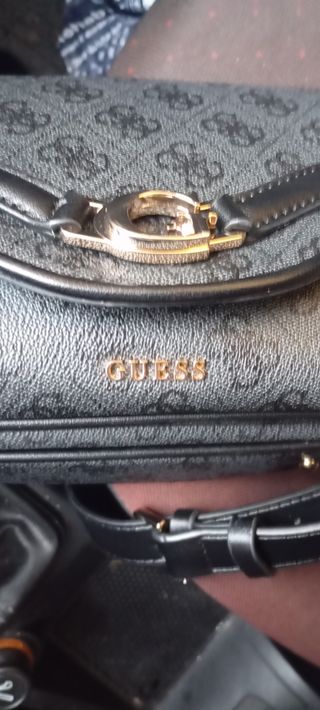 Bolso Guess Negro con Logo Dorado