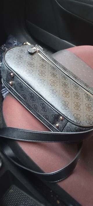 Bolso Guess Negro con Logo Dorado