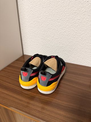 Zapatillas Puma Negras y Rojas