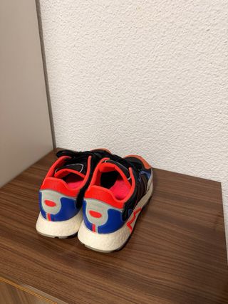 Zapatillas Adidas Negras, Azules, Naranjas y Rojas