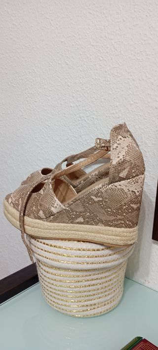 Sandalias cuña Marypaz piel serpiente