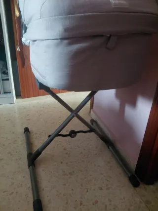 Capazo con patas balanceables