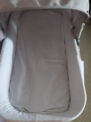 Capazo con patas balanceables