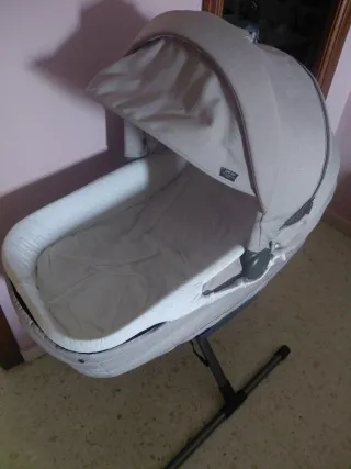 Capazo con patas balanceables