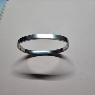 Bracciale rigido con maglie dorate