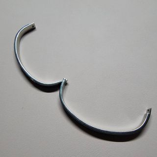 Bracciale rigido con maglie dorate