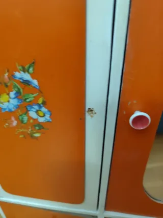 Armario de muñecas vintage naranja