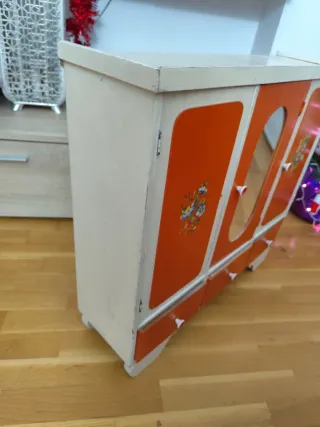 Armario de muñecas vintage naranja